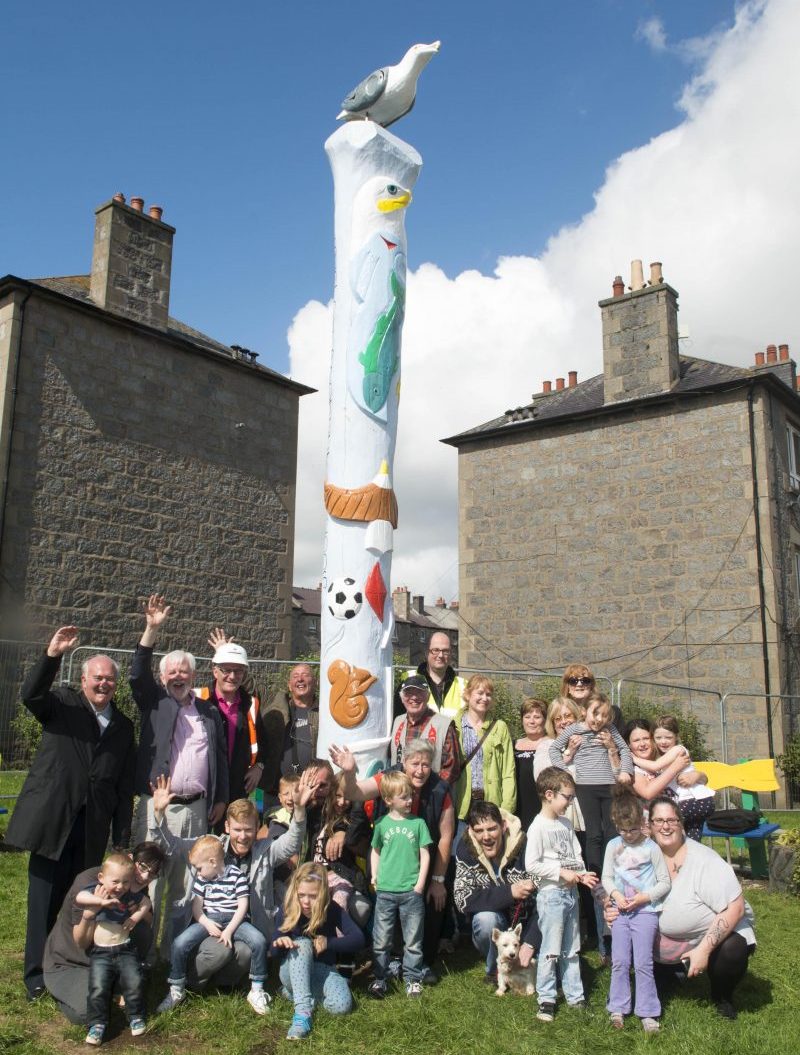 21/08/16 After 10 years, the Seaton Totem pole was repainted, repaired and replaced