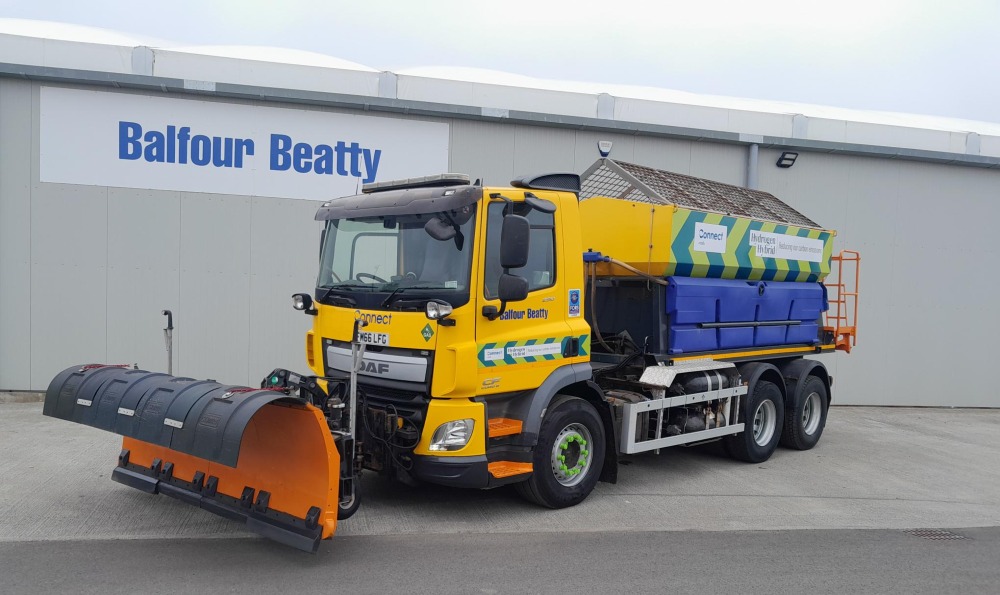 Salt spreader HGV retrofitted with a hybrid hydrogen system