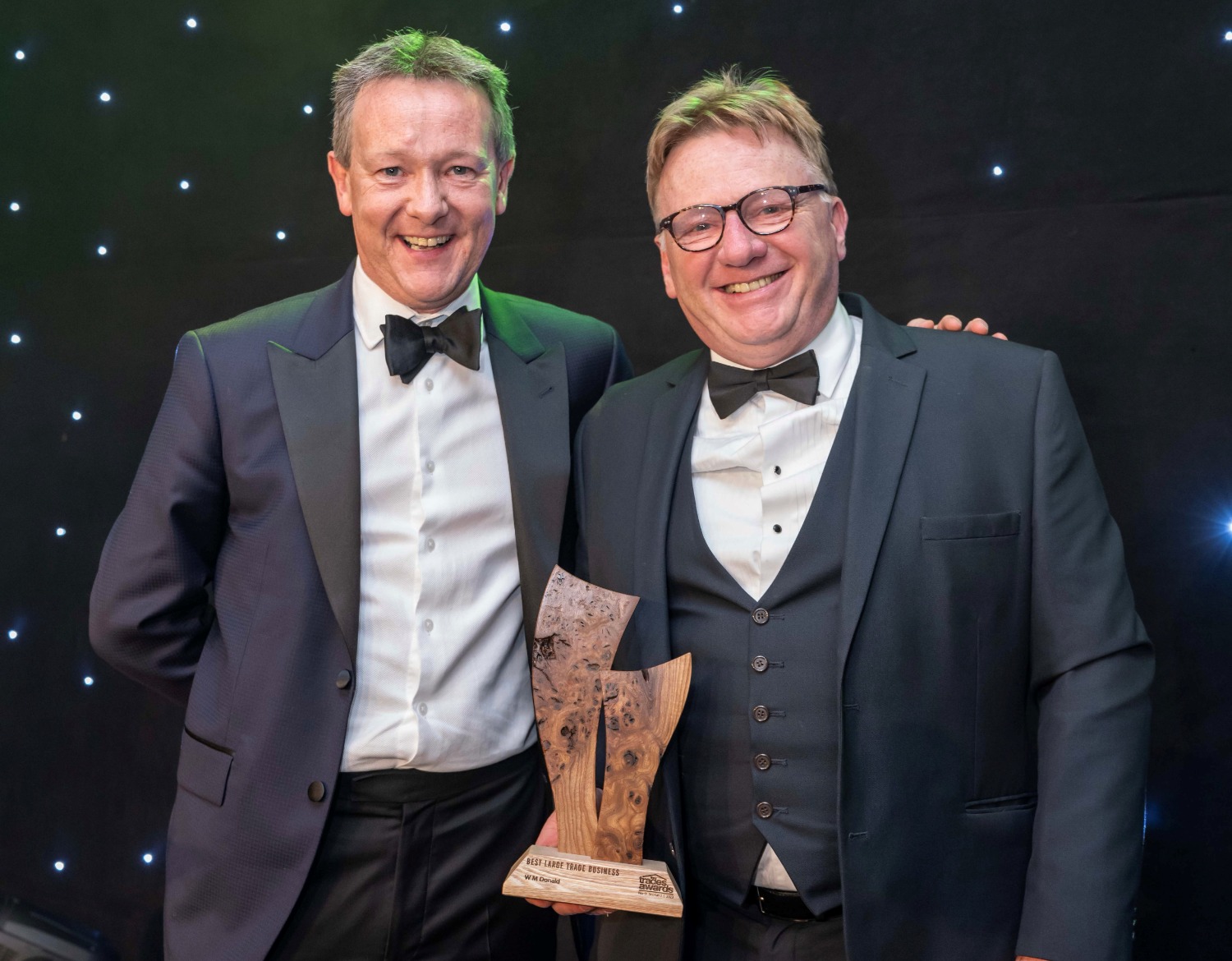 Mike Wilson, Mearns & Gill, present the award for Best Large Trades Business to Ewan Riddoch, Managing Director, WM Donald at Trades Awards 2023.