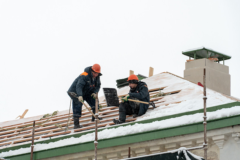 Roofers in winter. Image credit: Shutterstock