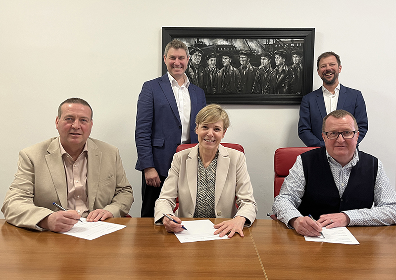 From left, sitting: George Bowie (Partner Arch Henderson), Marije Hulshof (CEO Royal HaskoningDHV), and Alan Kilbride (Principal Partner Arch Henderson). From left, standing: Jon Robinson (Global Director Water & Maritime, Royal HaskoningDHV) and Michiel de Jong (Business Unit Director Maritime & Renewables Europe, Royal HaskoningDHV).