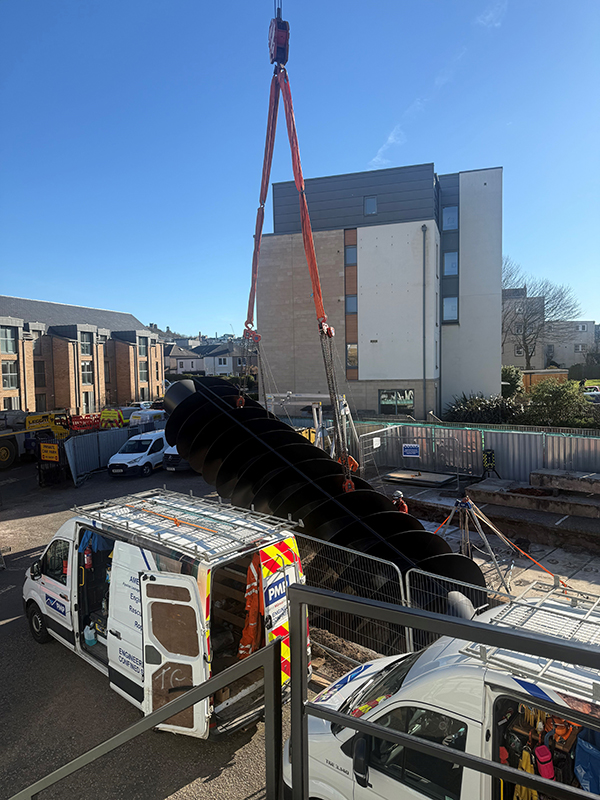 Underground giant lowered into Edinburgh chamber