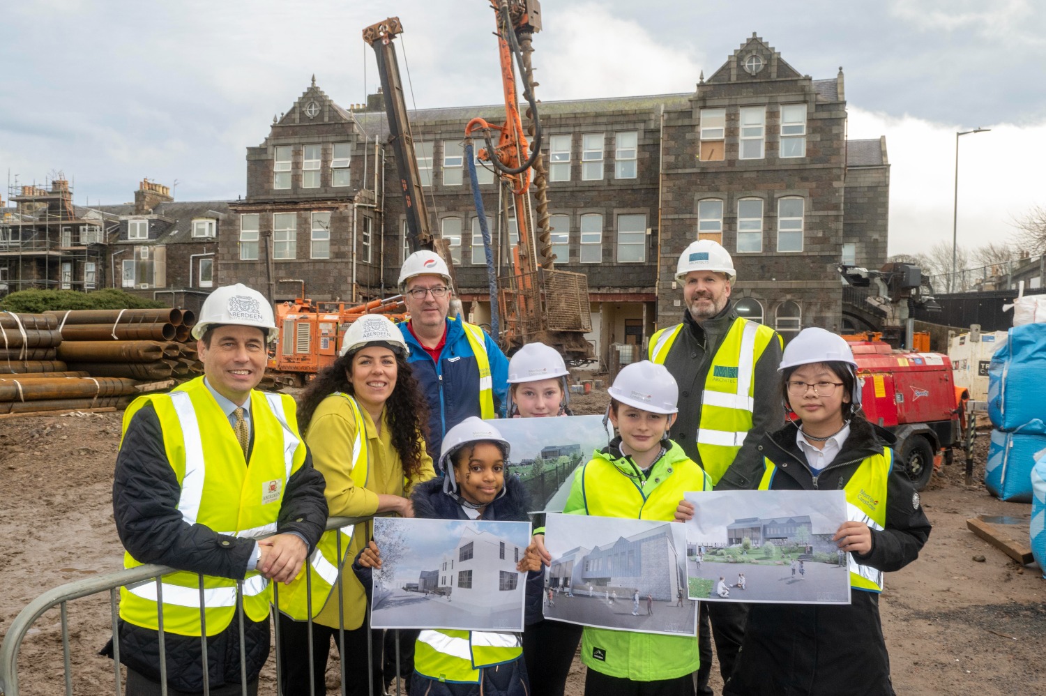 Councillor Martin Greig, Convener of the Education and Children’s Services Committee, and Vice-Convener Councillor Jessica Mennie with pupils Billie, Milana, Joshua and Mia from Ferryhill Primary School, Mike Bruce, Managing Director at Morrison Construction North and Allister McKechnie from Mackie Ramsay Taylor Architects. 